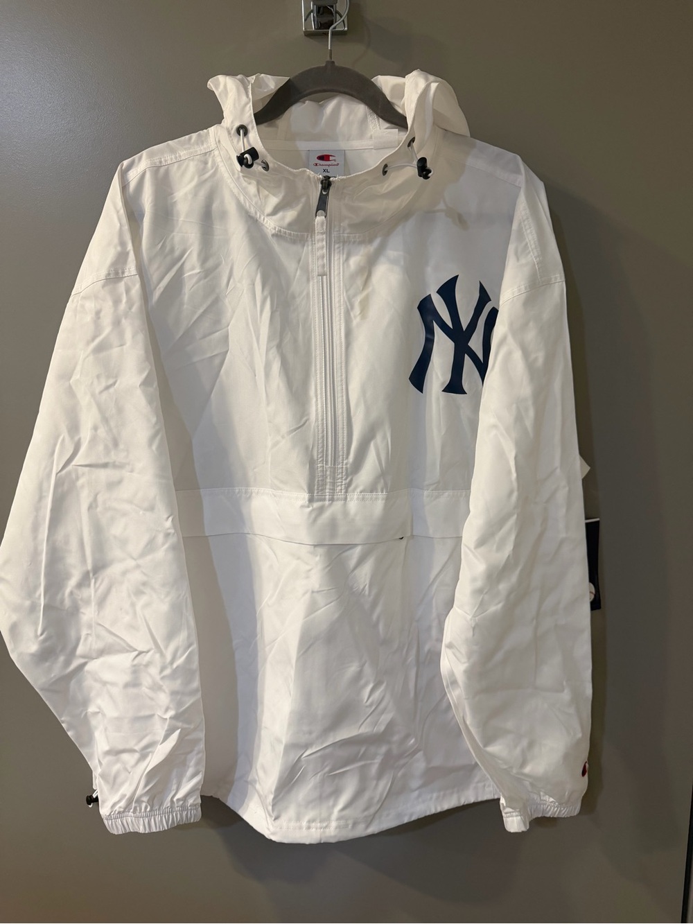 Men’s NWT Champion White Pullover Windbreaker with Navy New York YANKEES Logo